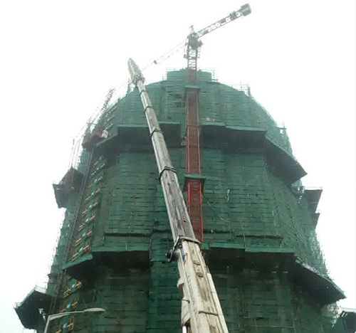 漯河吊车在工地上作业
